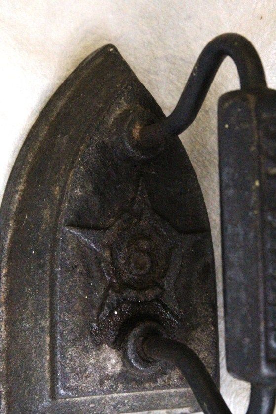 L712 ANTIQUE GENEVA ILLINOIS No. 9 SAD IRON  