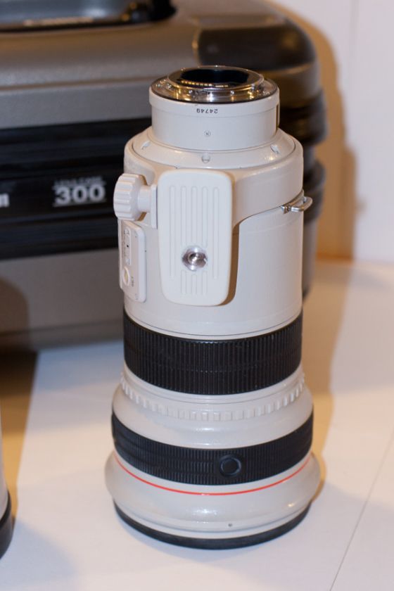Canon EF 300 mm F/2.8 L IS USM LENS   MINT CONDITION 082966214134 