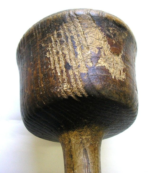 PILON ancien en bois. Grand modèle. Dimensions 25 cm de haut. Usures 