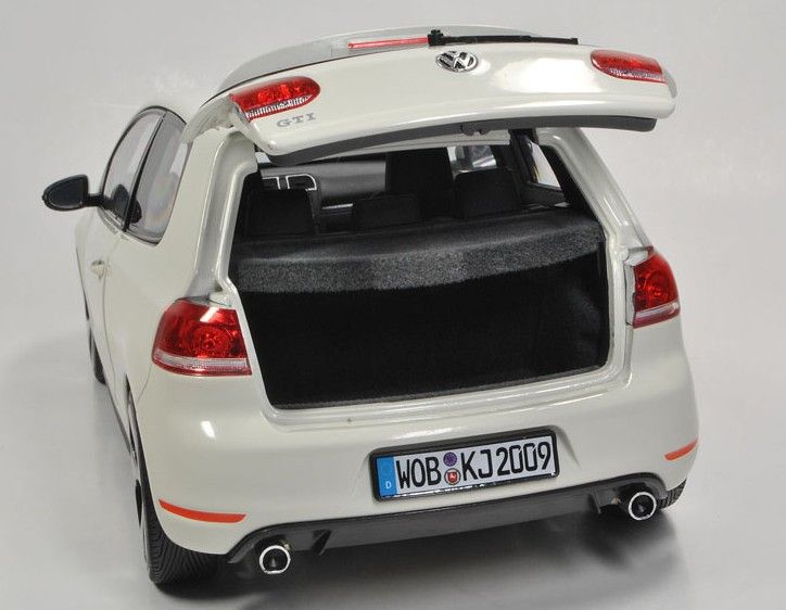 18 Volkswagen GOLF GTI the Fifth Generation Die Cast Model White 