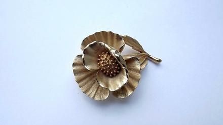 VTG 60s TRIFARI GOLD FLOWER PIN~POPPY or STYLIZED PANSY~3 DIMENSIONAL 