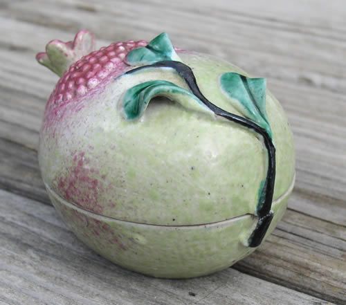 ANTIQUE CHINESE EXPORT PORCELAIN LIDDED POMEGRANATE EGG SHAPE BOX 