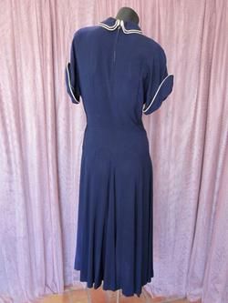 ANTIQUE 1940s VINTAGE NAVY BLUE CREPE DRESS~XS/S~GORED SKIRT  