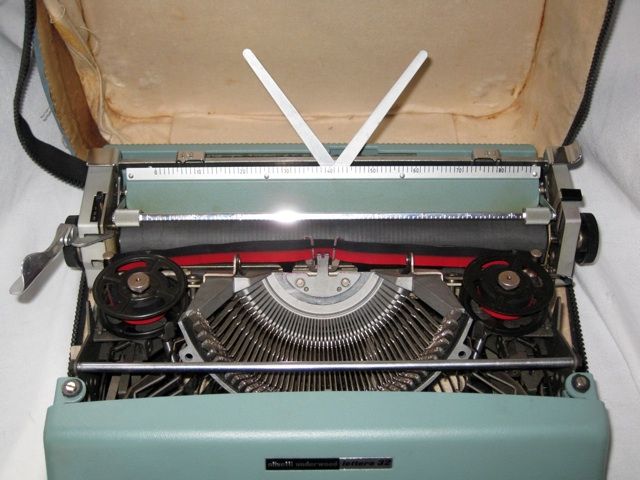 Vtg OLIVETTI Underwood LETTERA 32 Typewriter Portable  